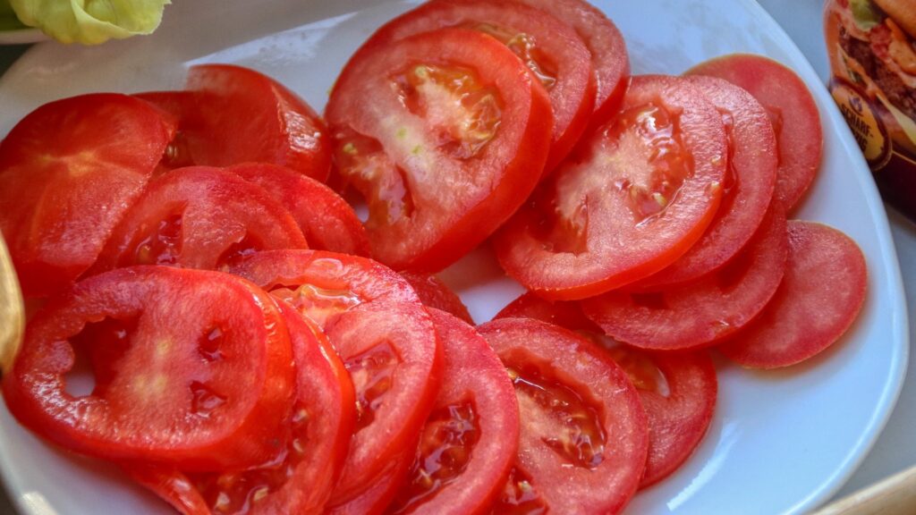 cut tomatoes in plate
